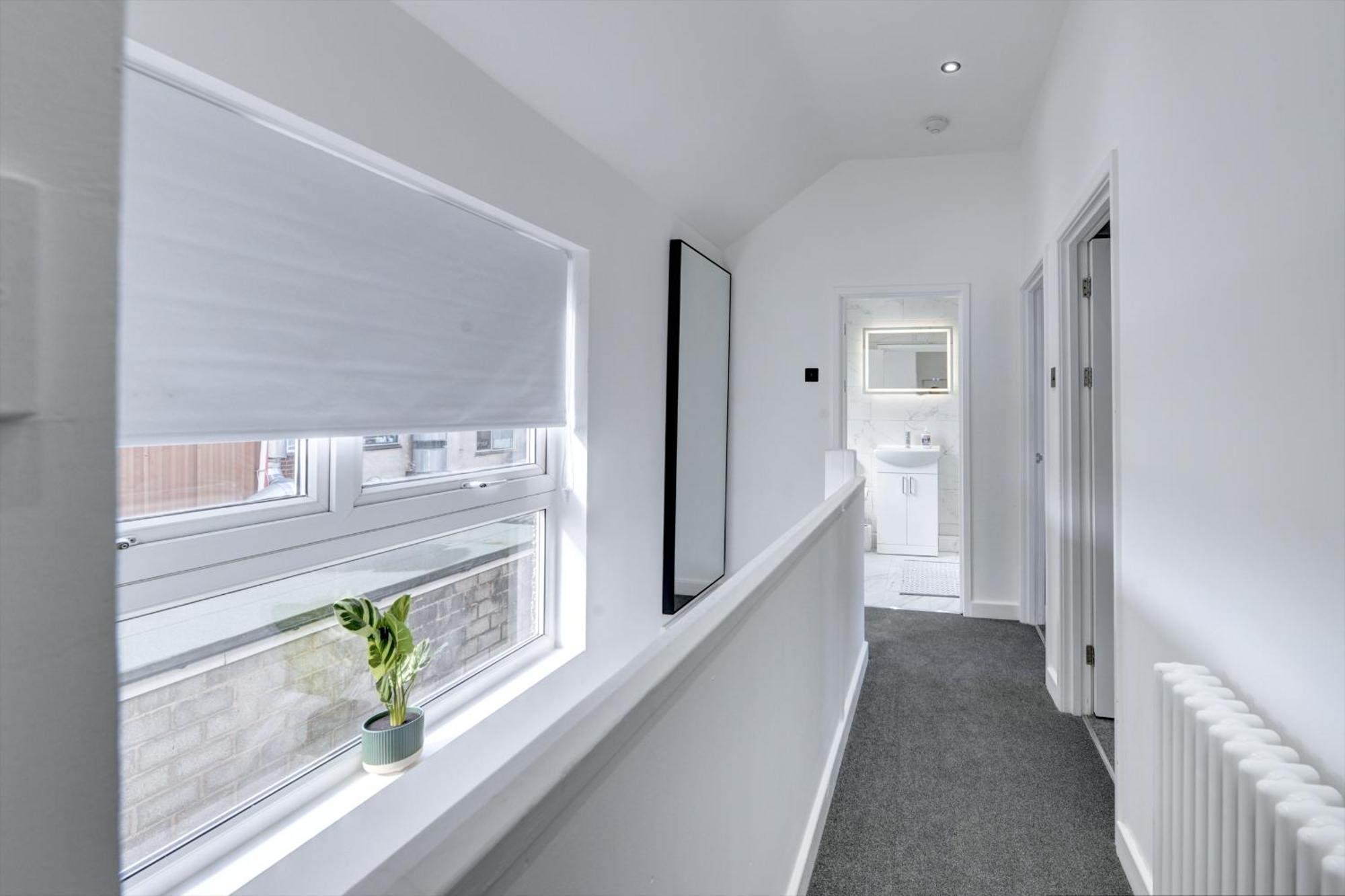 4 Bedrooms Homely House With Garden- Sleeps 9 Comfortably With 6 Comfortable Beds, Free Street Parking, Business Travellers, Contractors, & Holiday-Goers, Coventry, Near All Major Transport Links In Coventry And Motorway Esterno foto