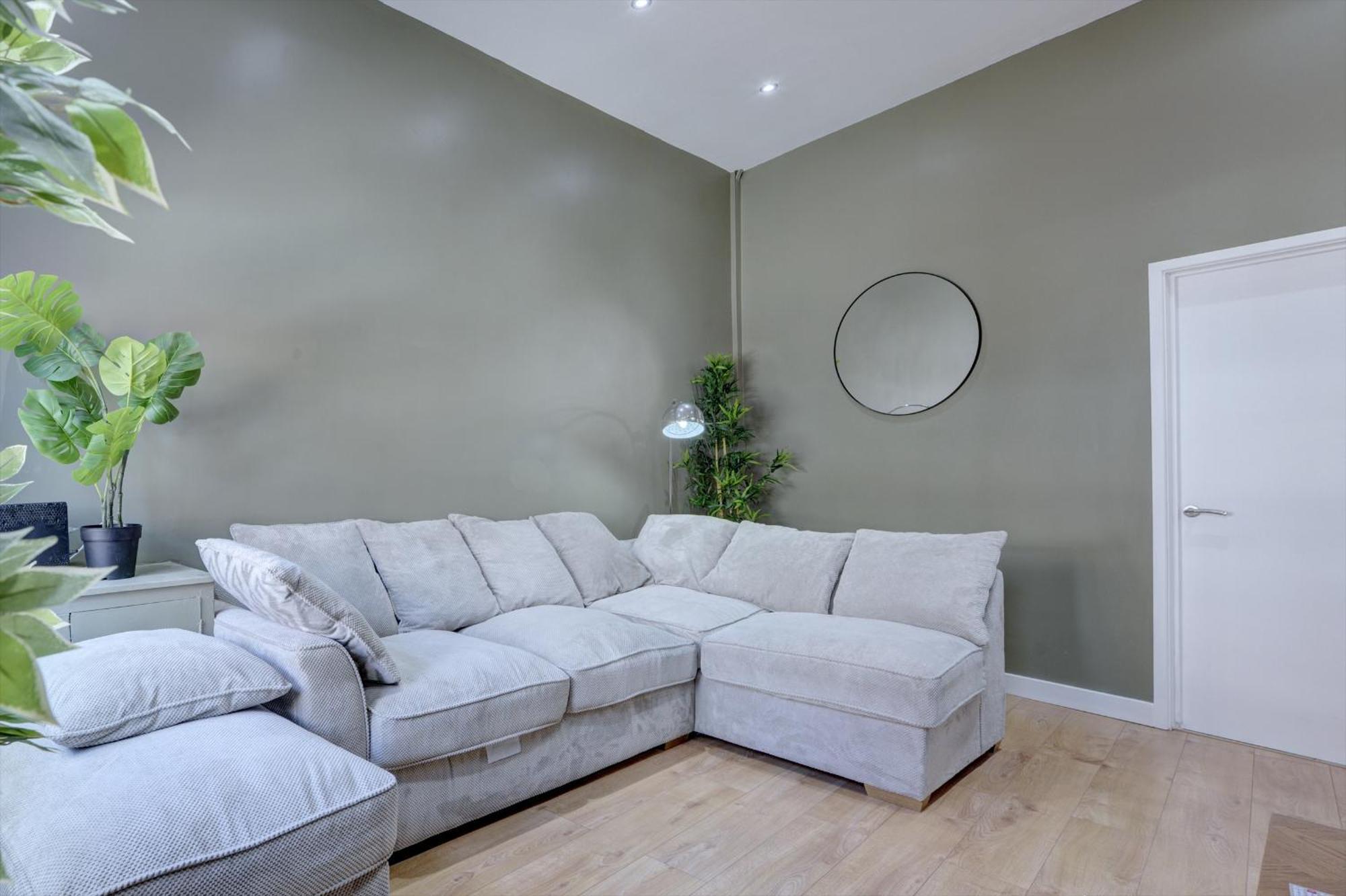 4 Bedrooms Homely House With Garden- Sleeps 9 Comfortably With 6 Comfortable Beds, Free Street Parking, Business Travellers, Contractors, & Holiday-Goers, Coventry, Near All Major Transport Links In Coventry And Motorway Esterno foto