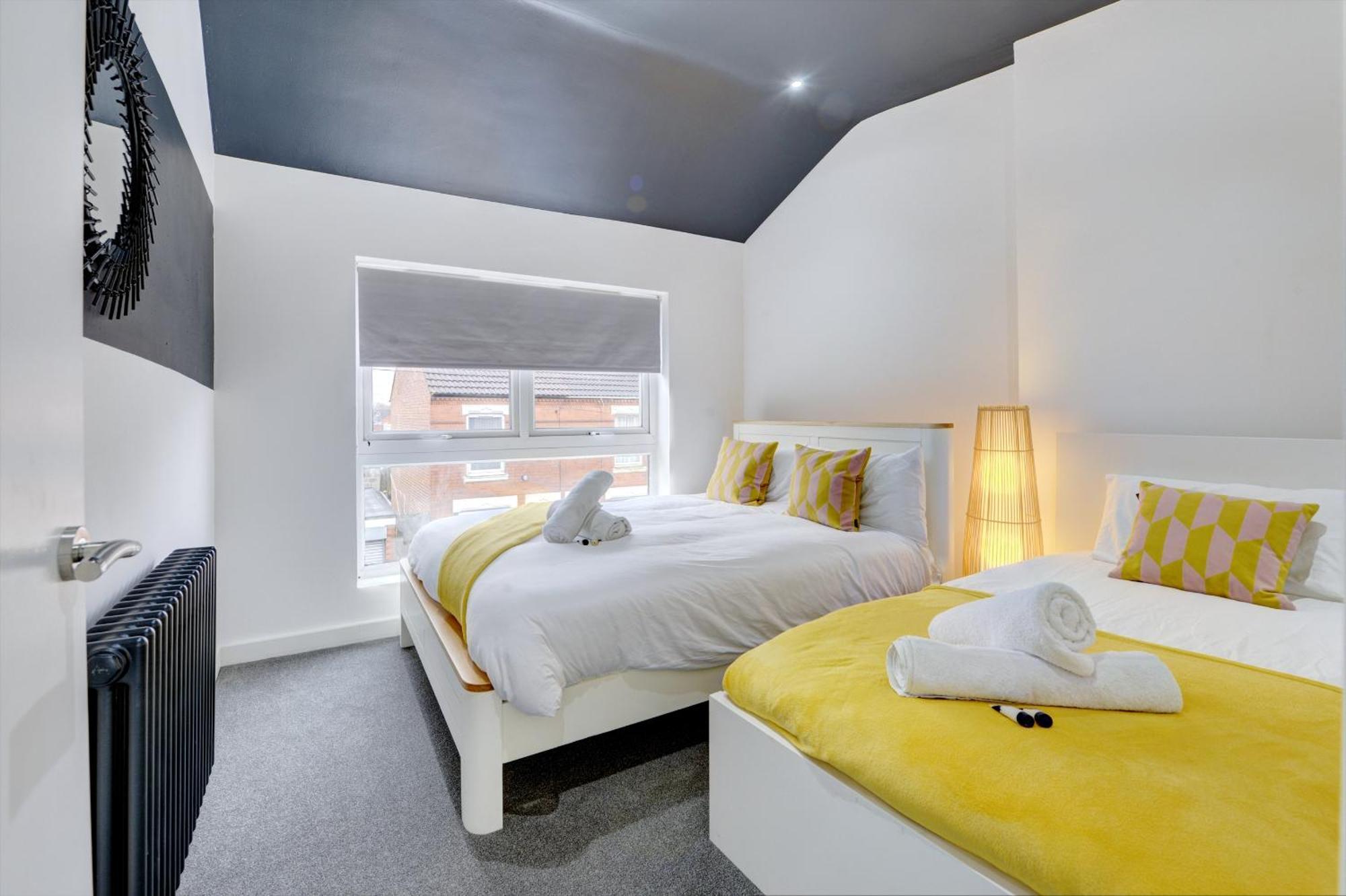 4 Bedrooms Homely House With Garden- Sleeps 9 Comfortably With 6 Comfortable Beds, Free Street Parking, Business Travellers, Contractors, & Holiday-Goers, Coventry, Near All Major Transport Links In Coventry And Motorway Esterno foto