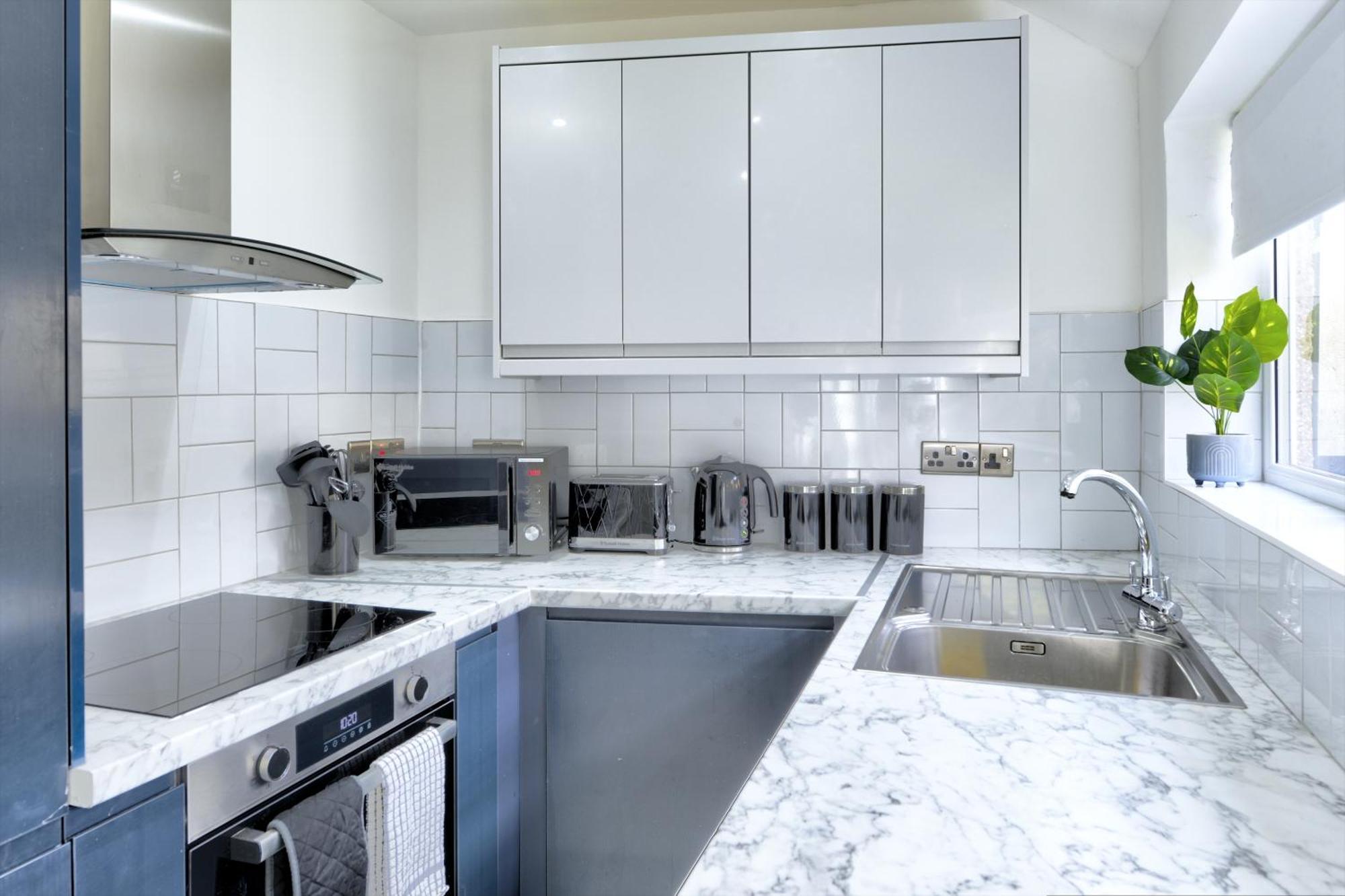 4 Bedrooms Homely House With Garden- Sleeps 9 Comfortably With 6 Comfortable Beds, Free Street Parking, Business Travellers, Contractors, & Holiday-Goers, Coventry, Near All Major Transport Links In Coventry And Motorway Esterno foto