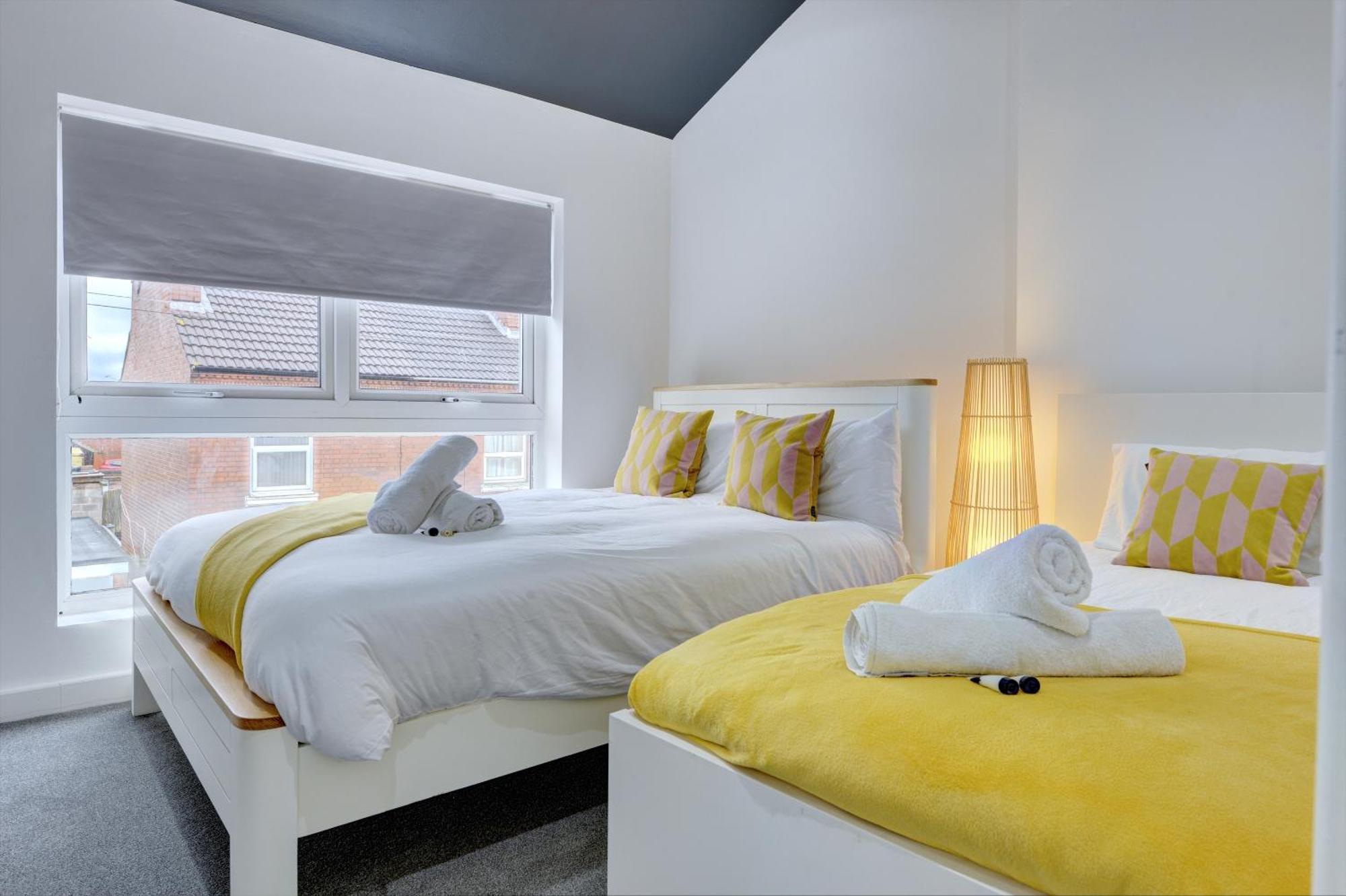 4 Bedrooms Homely House With Garden- Sleeps 9 Comfortably With 6 Comfortable Beds, Free Street Parking, Business Travellers, Contractors, & Holiday-Goers, Coventry, Near All Major Transport Links In Coventry And Motorway Esterno foto
