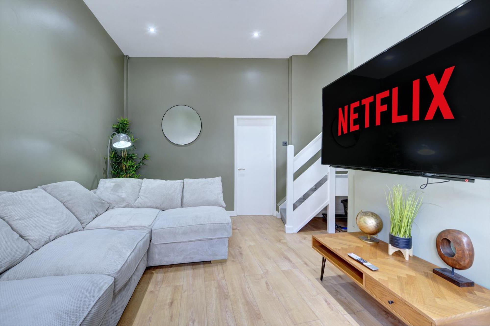 4 Bedrooms Homely House With Garden- Sleeps 9 Comfortably With 6 Comfortable Beds, Free Street Parking, Business Travellers, Contractors, & Holiday-Goers, Coventry, Near All Major Transport Links In Coventry And Motorway Esterno foto