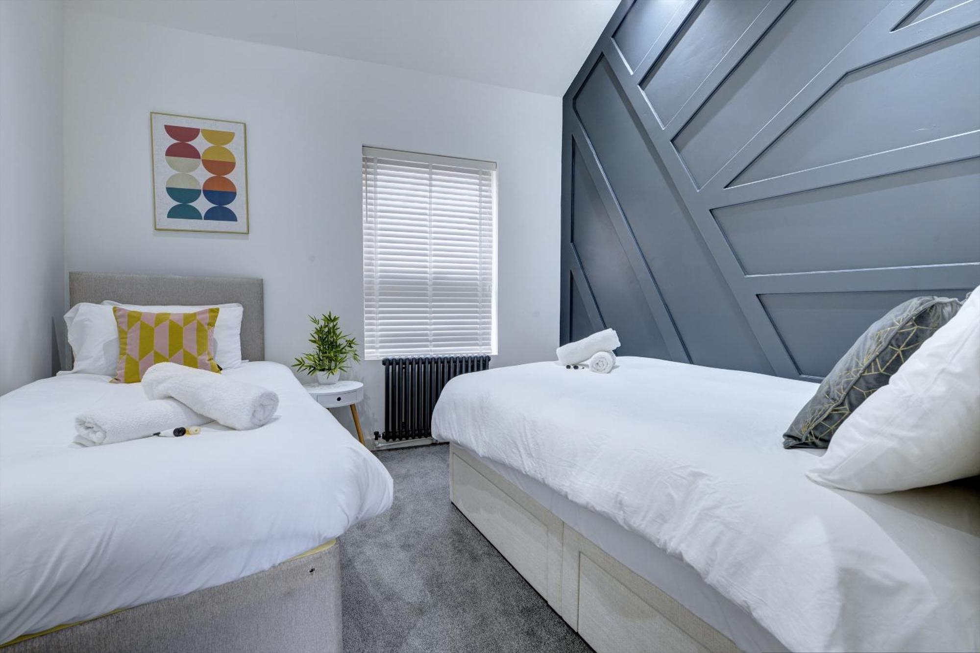4 Bedrooms Homely House With Garden- Sleeps 9 Comfortably With 6 Comfortable Beds, Free Street Parking, Business Travellers, Contractors, & Holiday-Goers, Coventry, Near All Major Transport Links In Coventry And Motorway Esterno foto