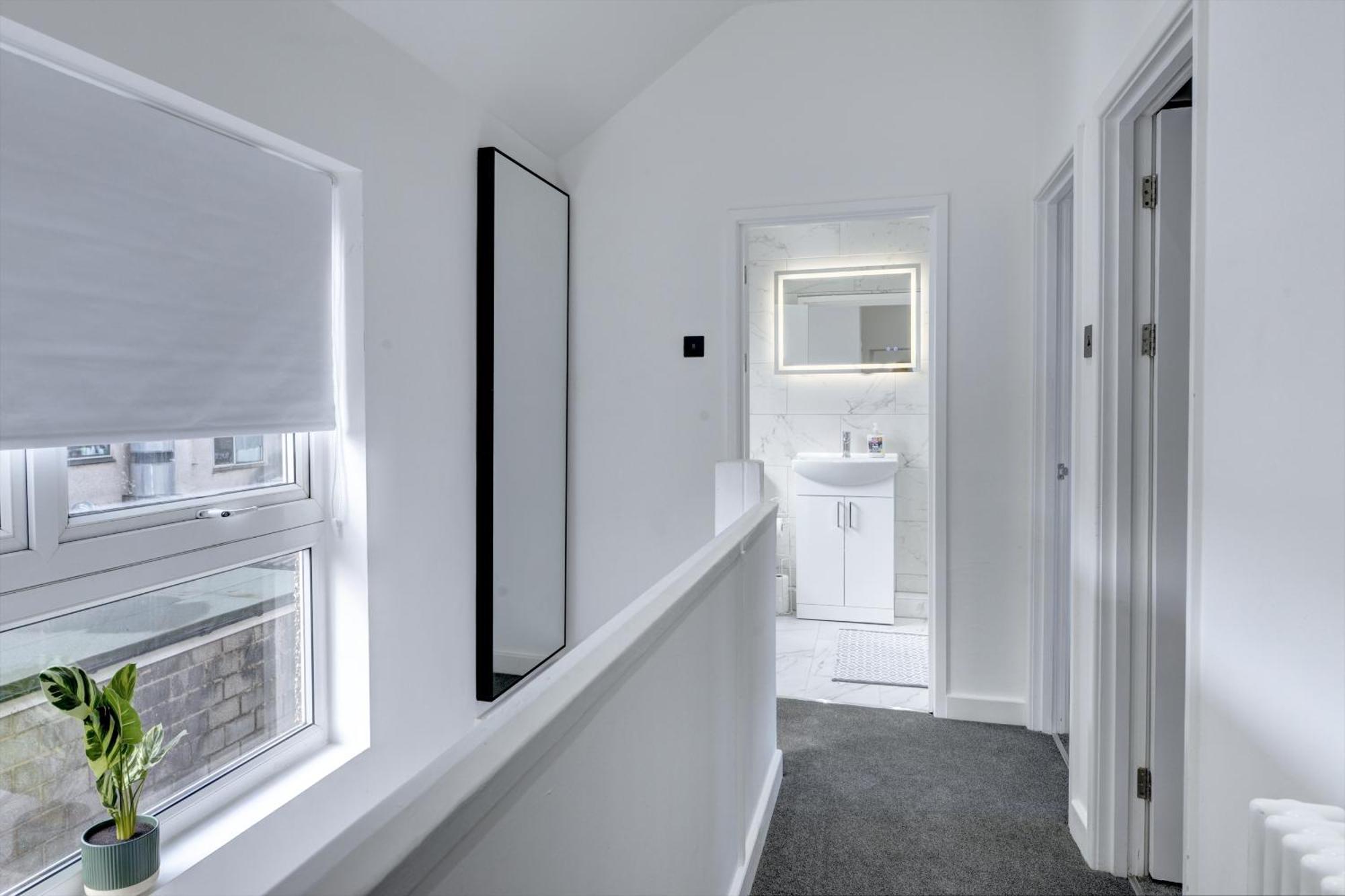 4 Bedrooms Homely House With Garden- Sleeps 9 Comfortably With 6 Comfortable Beds, Free Street Parking, Business Travellers, Contractors, & Holiday-Goers, Coventry, Near All Major Transport Links In Coventry And Motorway Esterno foto