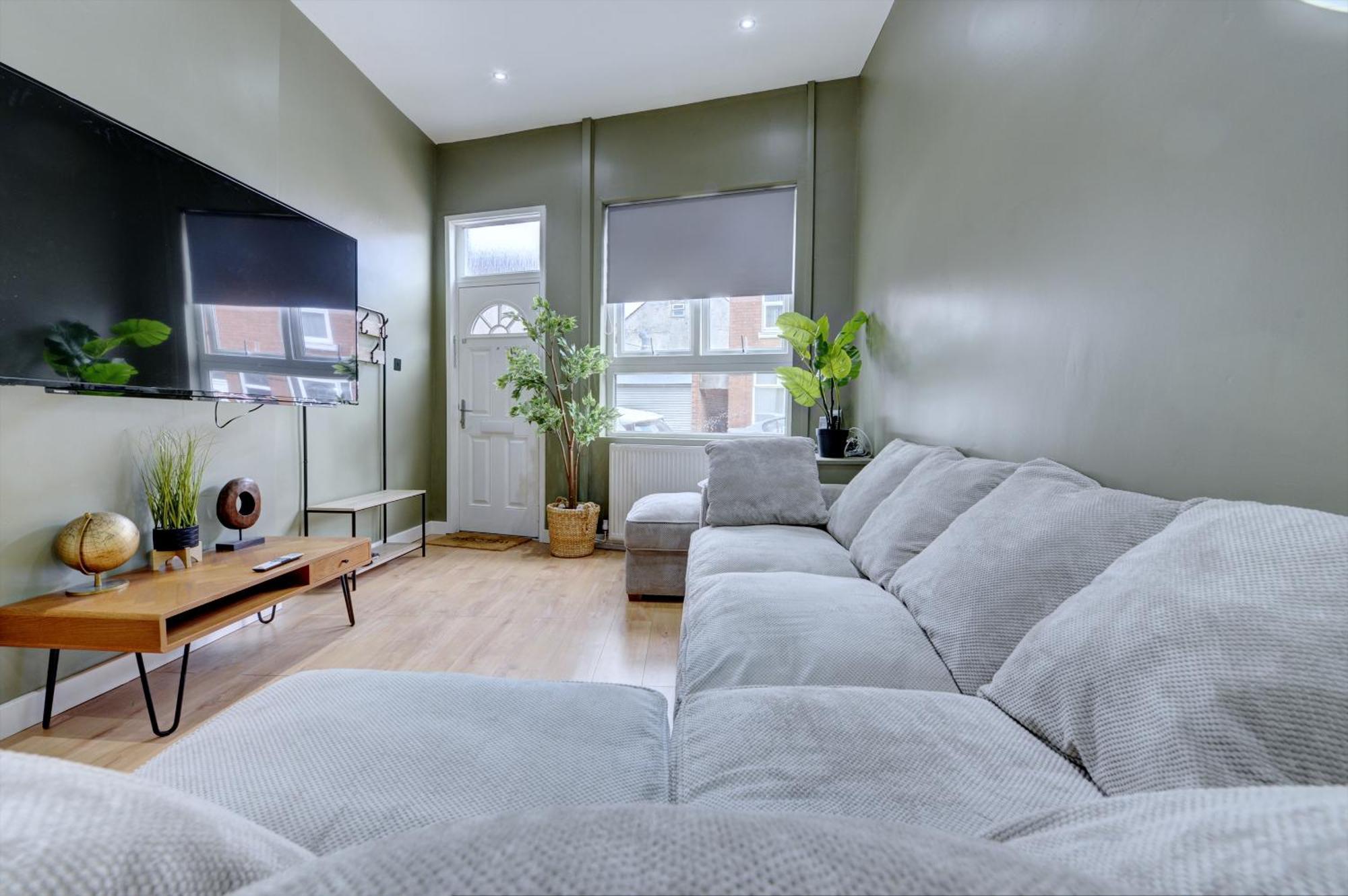 4 Bedrooms Homely House With Garden- Sleeps 9 Comfortably With 6 Comfortable Beds, Free Street Parking, Business Travellers, Contractors, & Holiday-Goers, Coventry, Near All Major Transport Links In Coventry And Motorway Esterno foto