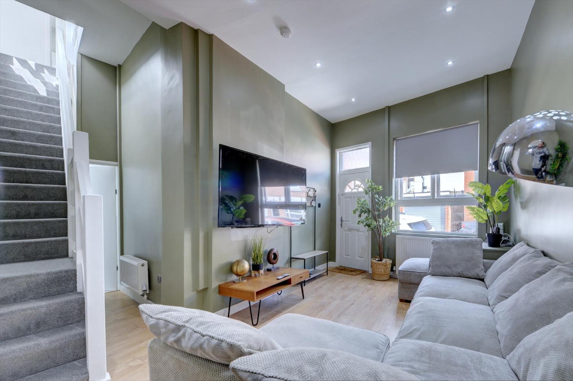 4 Bedrooms Homely House With Garden- Sleeps 9 Comfortably With 6 Comfortable Beds, Free Street Parking, Business Travellers, Contractors, & Holiday-Goers, Coventry, Near All Major Transport Links In Coventry And Motorway Esterno foto