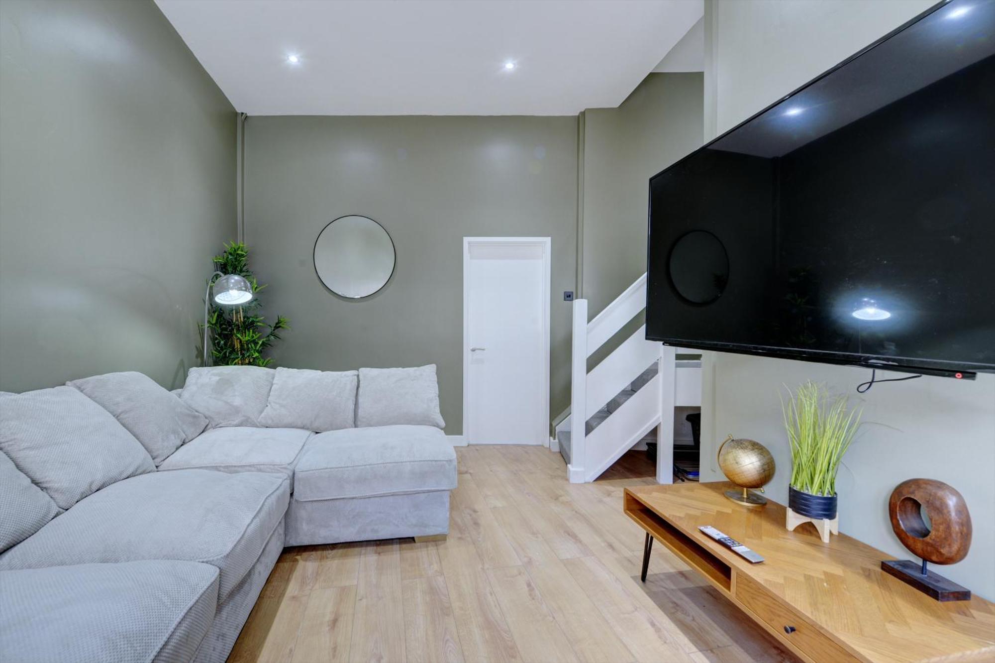 4 Bedrooms Homely House With Garden- Sleeps 9 Comfortably With 6 Comfortable Beds, Free Street Parking, Business Travellers, Contractors, & Holiday-Goers, Coventry, Near All Major Transport Links In Coventry And Motorway Esterno foto