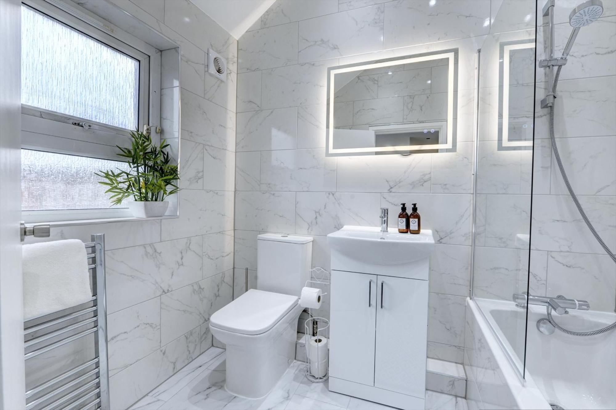 4 Bedrooms Homely House With Garden- Sleeps 9 Comfortably With 6 Comfortable Beds, Free Street Parking, Business Travellers, Contractors, & Holiday-Goers, Coventry, Near All Major Transport Links In Coventry And Motorway Esterno foto