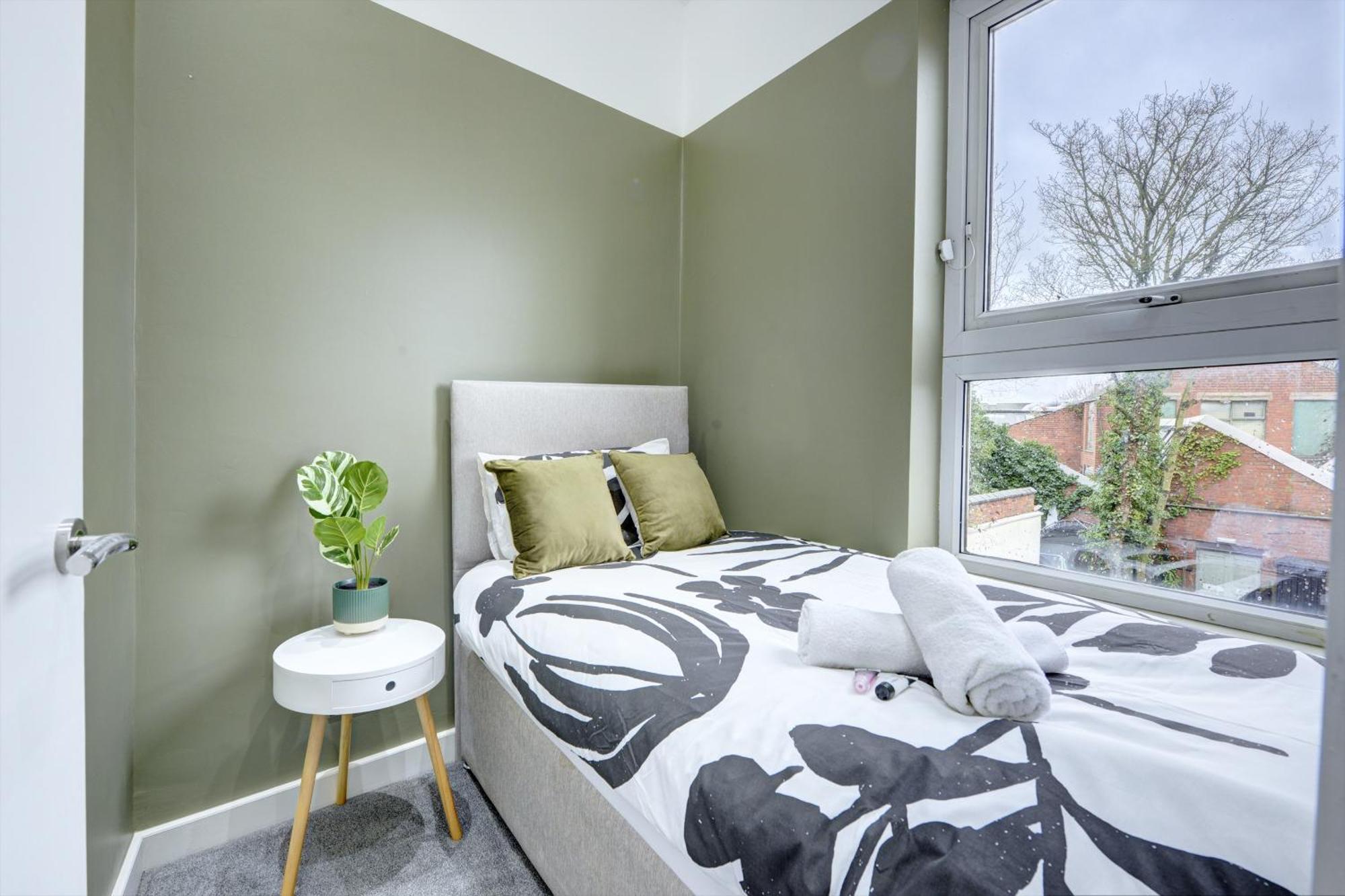4 Bedrooms Homely House With Garden- Sleeps 9 Comfortably With 6 Comfortable Beds, Free Street Parking, Business Travellers, Contractors, & Holiday-Goers, Coventry, Near All Major Transport Links In Coventry And Motorway Esterno foto