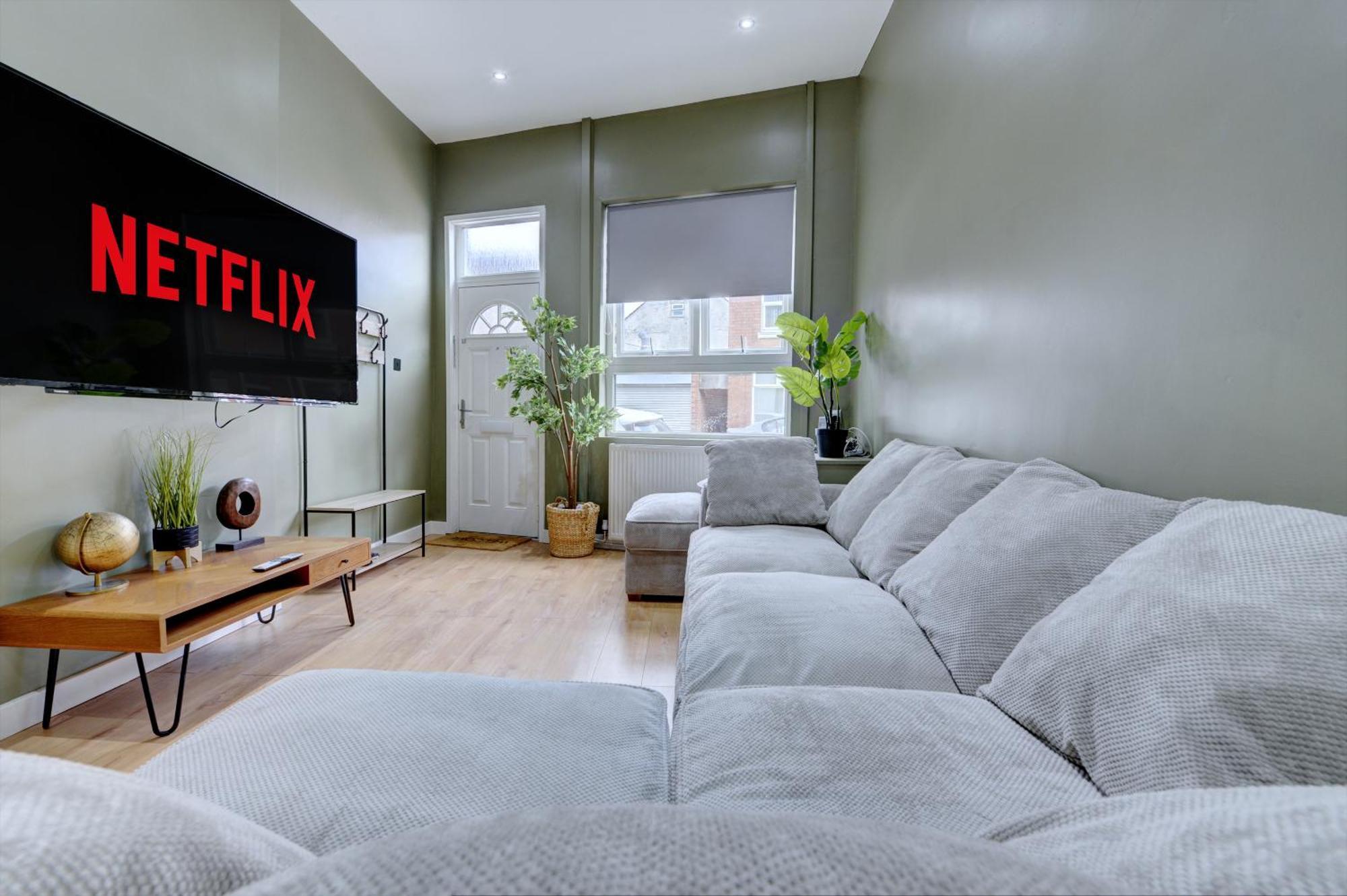 4 Bedrooms Homely House With Garden- Sleeps 9 Comfortably With 6 Comfortable Beds, Free Street Parking, Business Travellers, Contractors, & Holiday-Goers, Coventry, Near All Major Transport Links In Coventry And Motorway Esterno foto