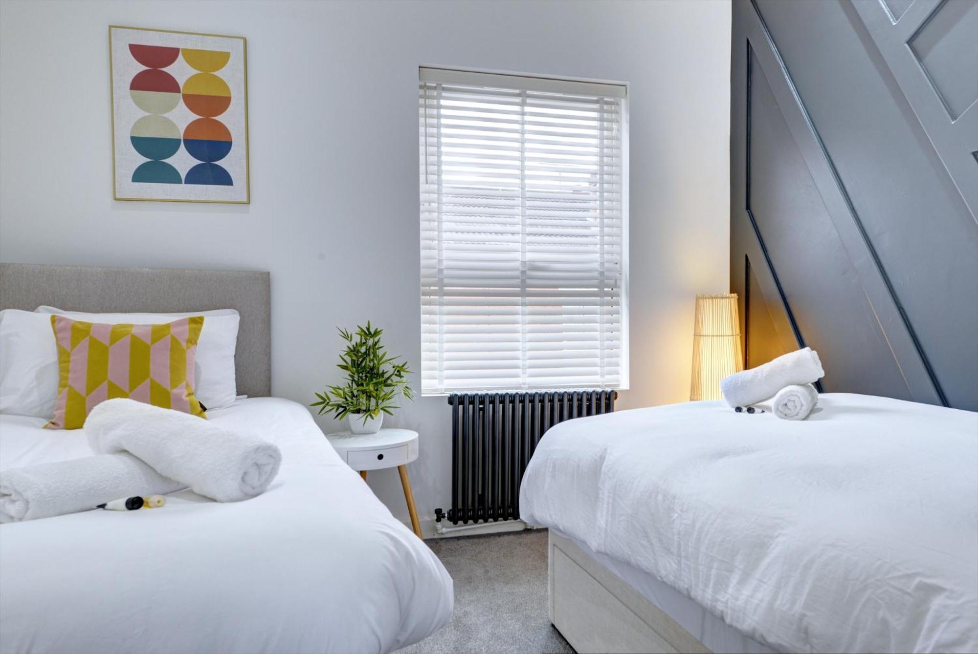 4 Bedrooms Homely House With Garden- Sleeps 9 Comfortably With 6 Comfortable Beds, Free Street Parking, Business Travellers, Contractors, & Holiday-Goers, Coventry, Near All Major Transport Links In Coventry And Motorway Esterno foto
