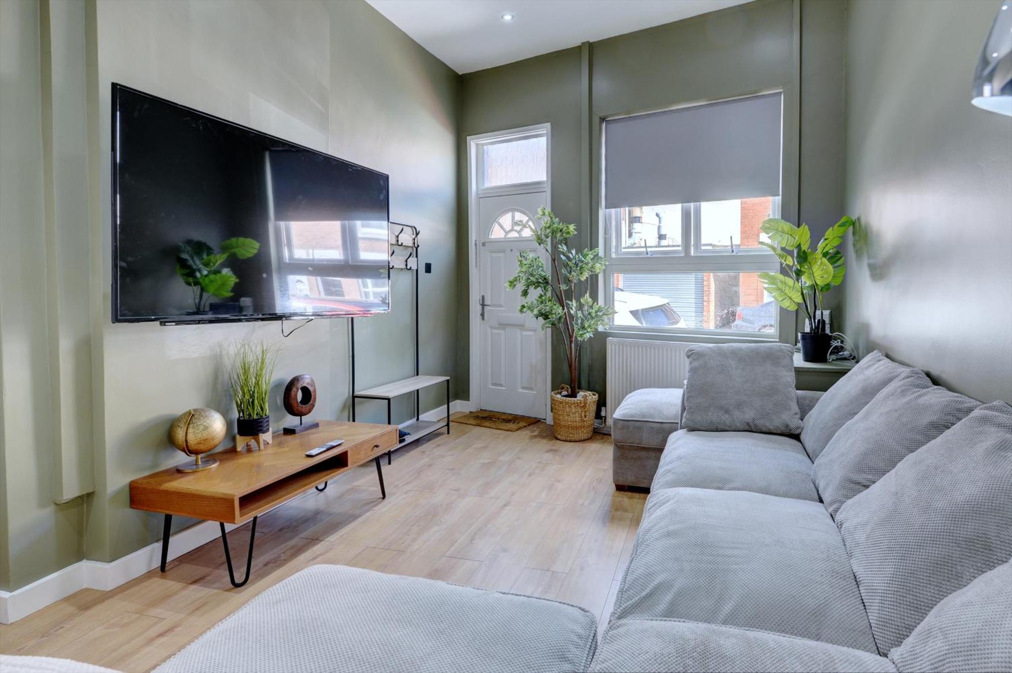 4 Bedrooms Homely House With Garden- Sleeps 9 Comfortably With 6 Comfortable Beds, Free Street Parking, Business Travellers, Contractors, & Holiday-Goers, Coventry, Near All Major Transport Links In Coventry And Motorway Esterno foto