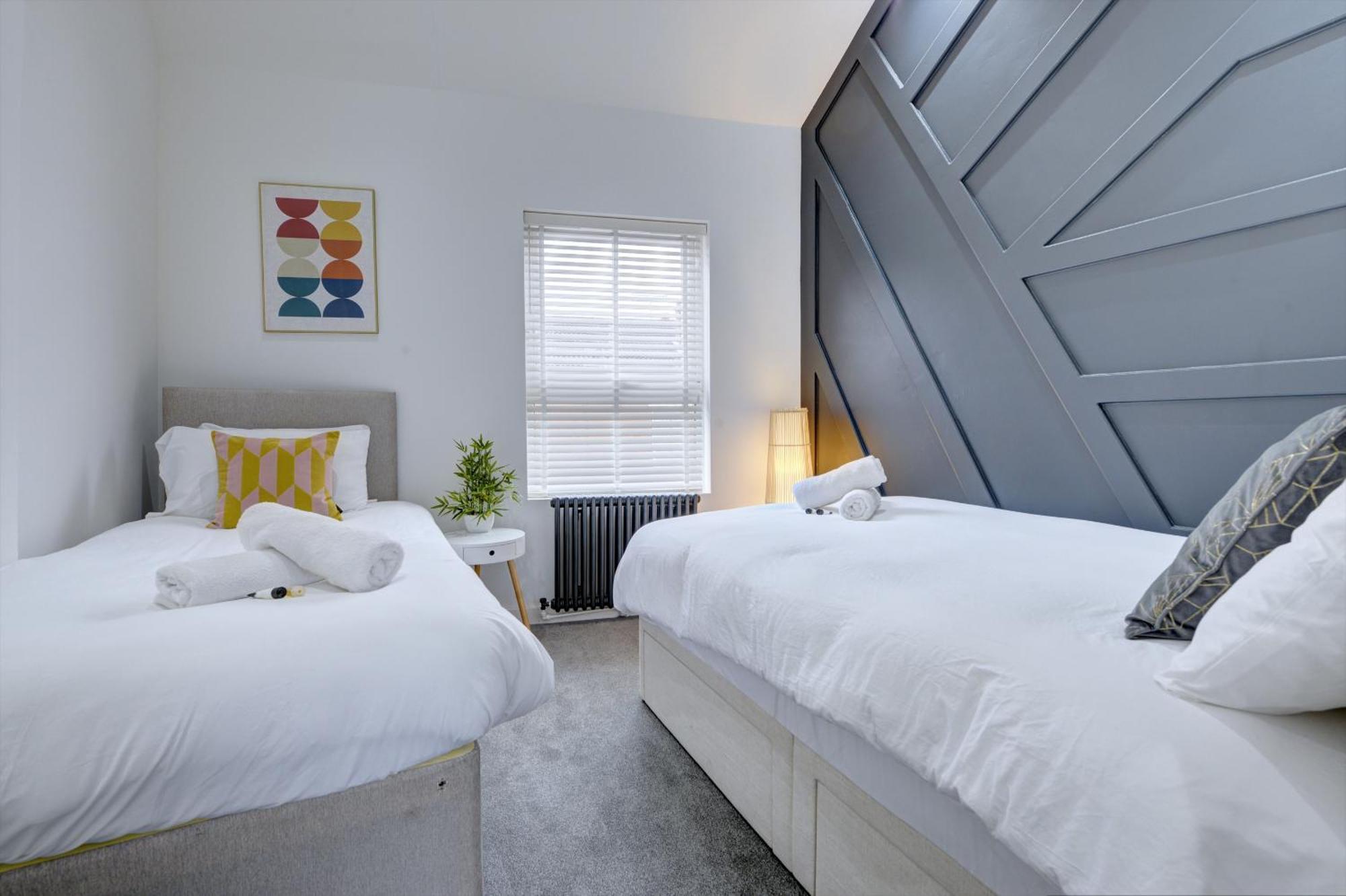 4 Bedrooms Homely House With Garden- Sleeps 9 Comfortably With 6 Comfortable Beds, Free Street Parking, Business Travellers, Contractors, & Holiday-Goers, Coventry, Near All Major Transport Links In Coventry And Motorway Esterno foto