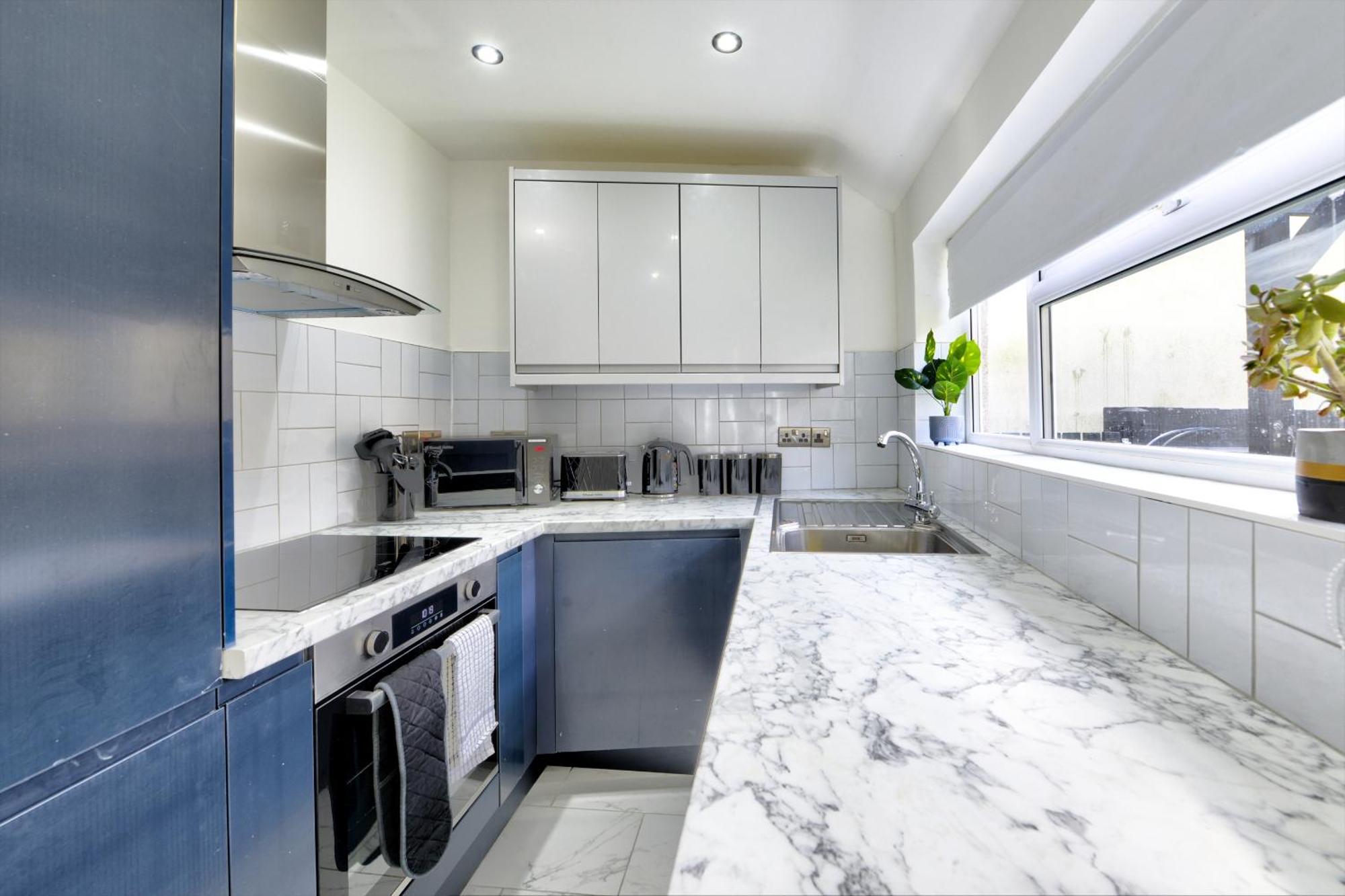4 Bedrooms Homely House With Garden- Sleeps 9 Comfortably With 6 Comfortable Beds, Free Street Parking, Business Travellers, Contractors, & Holiday-Goers, Coventry, Near All Major Transport Links In Coventry And Motorway Esterno foto