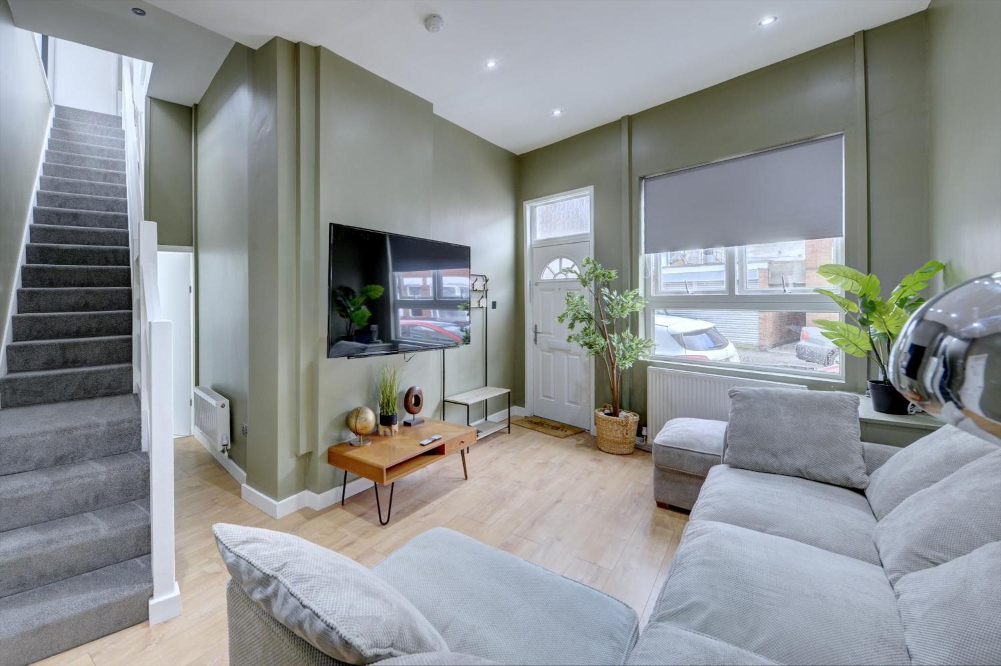 4 Bedrooms Homely House With Garden- Sleeps 9 Comfortably With 6 Comfortable Beds, Free Street Parking, Business Travellers, Contractors, & Holiday-Goers, Coventry, Near All Major Transport Links In Coventry And Motorway Esterno foto